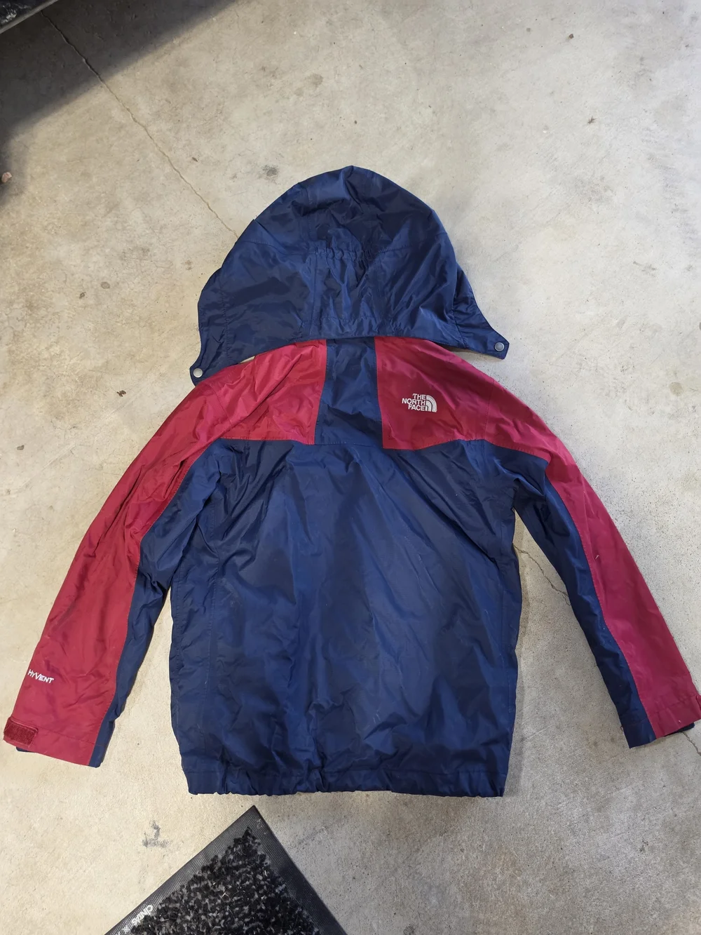 The North Face HyVent Boys Navy Red Hooded Rain Jacket Size 7/8